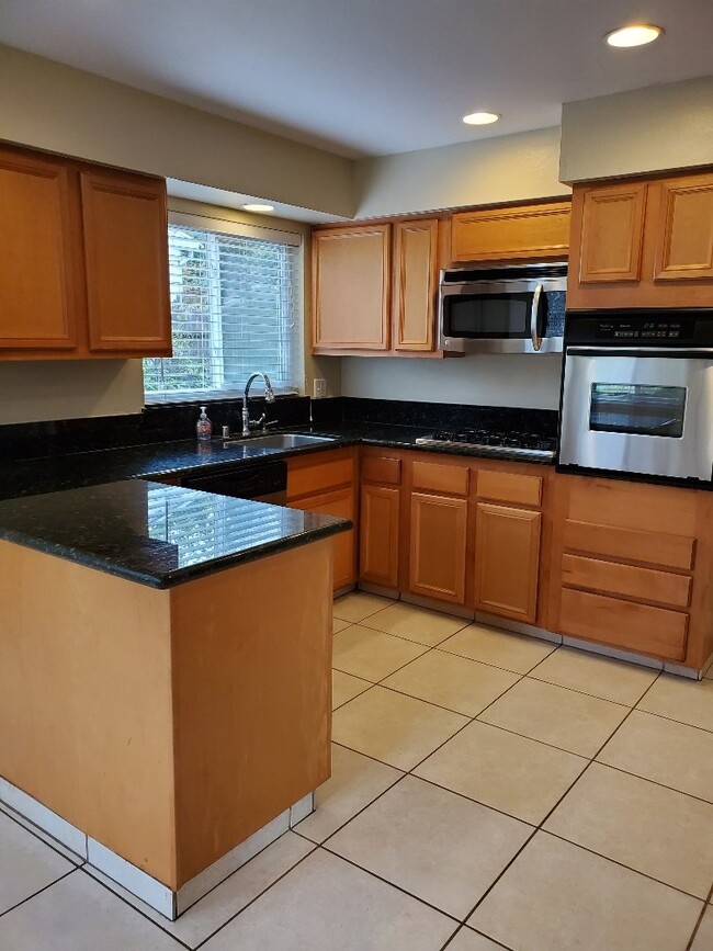 Building Photo - Beautiful 3 bd 2 bath house in Carmichael