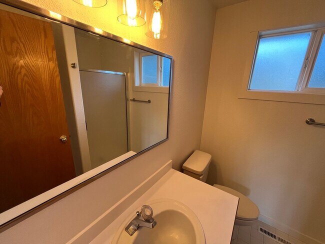 Building Photo - 3 Bed/2 Bath Single Level Home in NE Bend - Near St. Charles