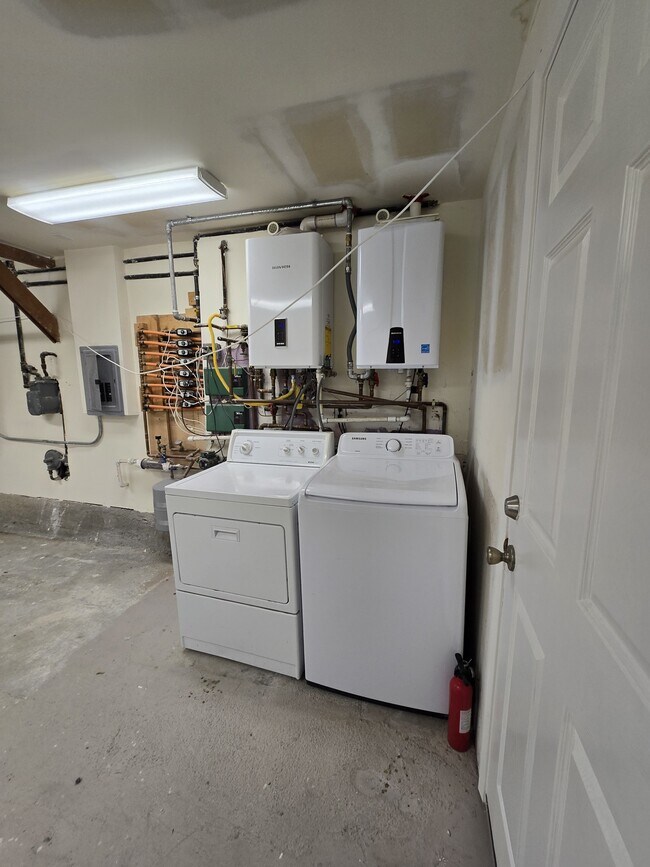 Building Photo - 445 Dellbrook Ave