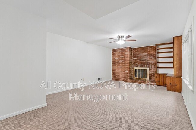 Building Photo - 3160 Ravenwood Dr