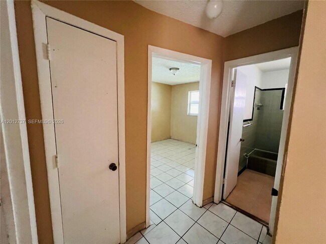 Building Photo - 6143 SW 33rd St