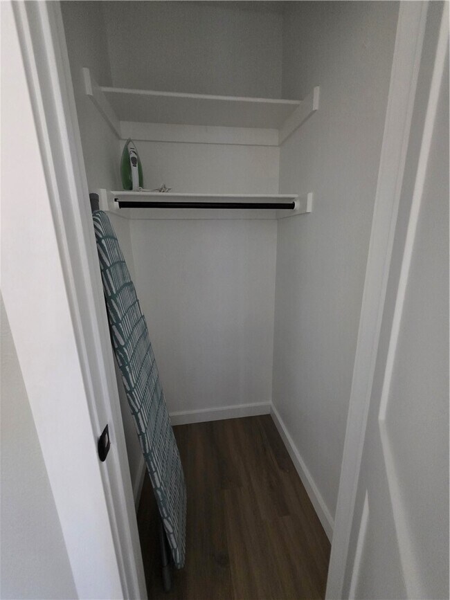 Building Photo - 2402 SE Jayel Terrace