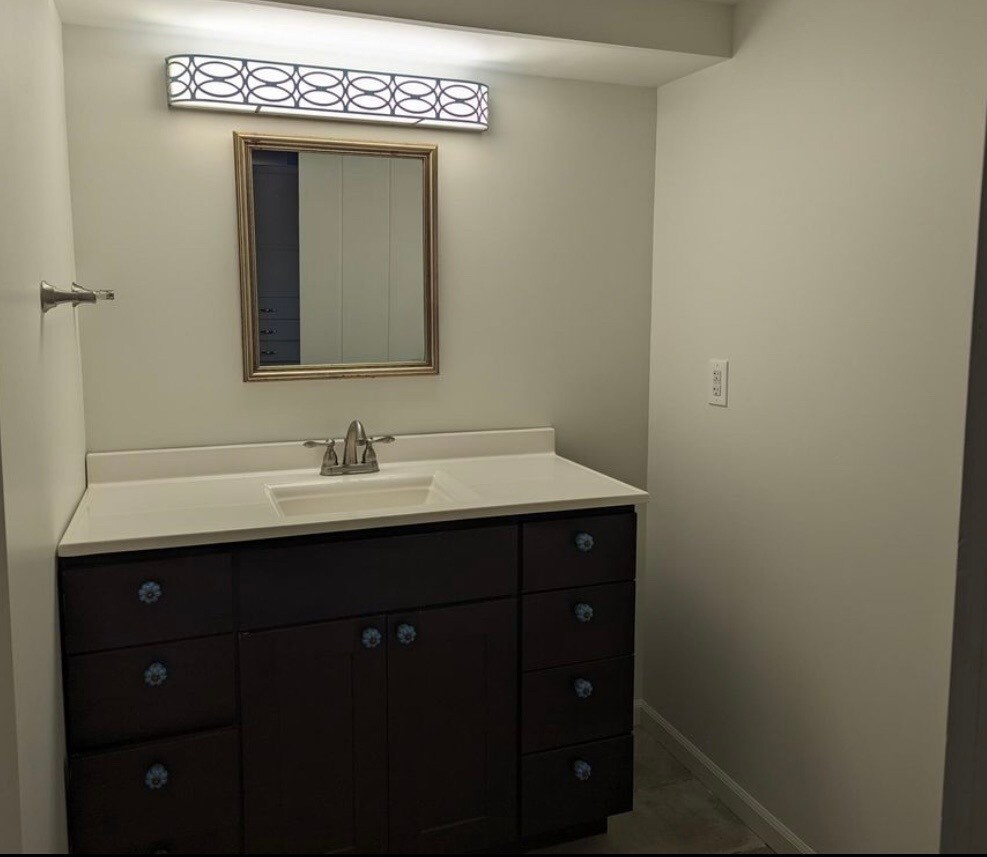 Building Photo - 750 Elm Ct