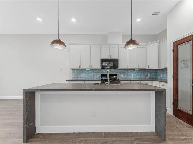 Building Photo - 603 N Milby St