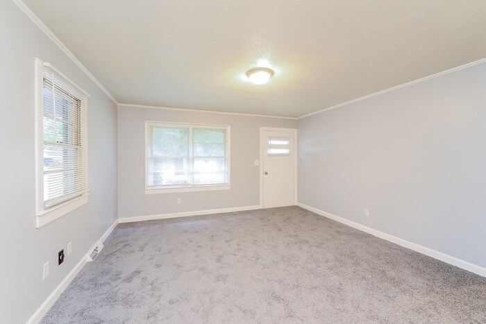 Building Photo - 10 Dearr Dr