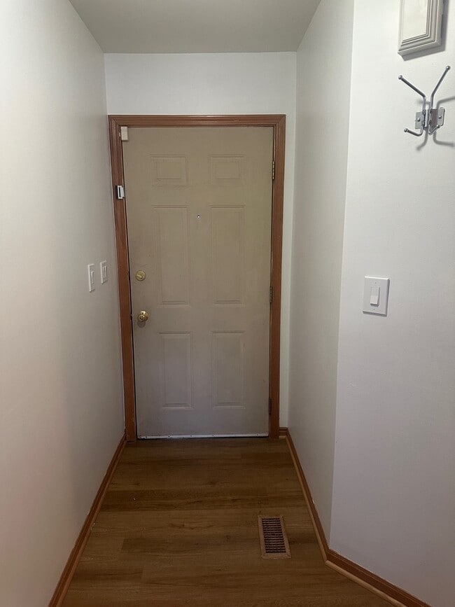 Building Photo - 1942 Heron Ave