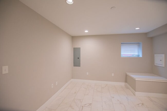 Building Photo - Modern & Efficient Point Breeze Townhome!