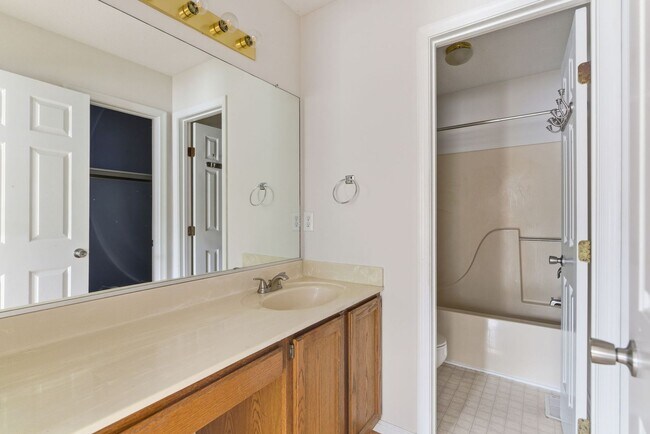 Building Photo - Covenient location in Fox Ridge subdivisio...