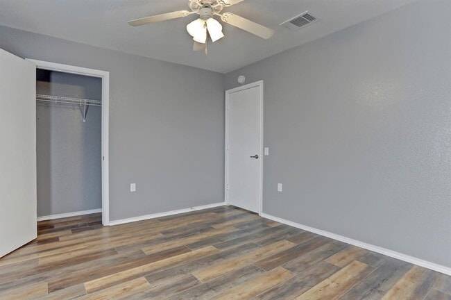 Building Photo - 5913 Silver Screen Dr