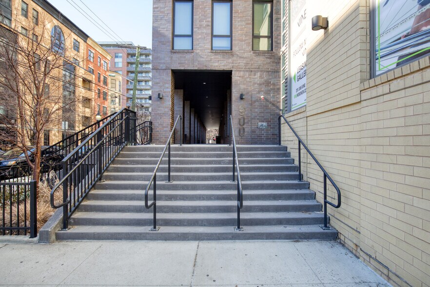 Building Photo - 900 Monroe St
