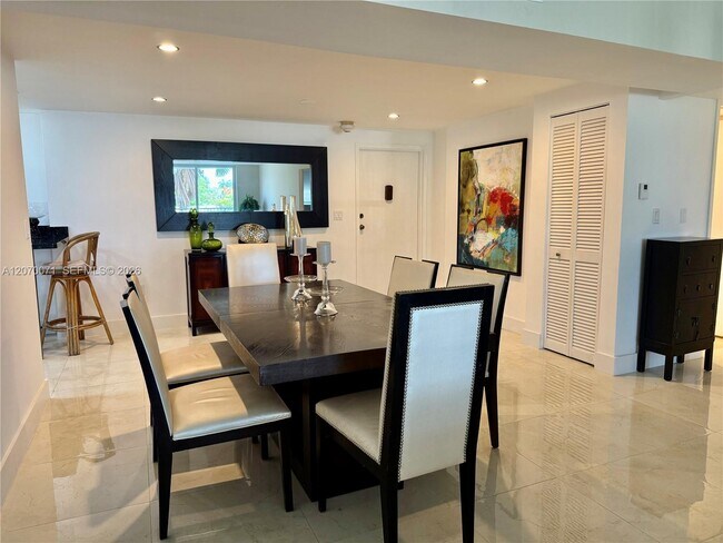 Building Photo - 210 Seaview Dr