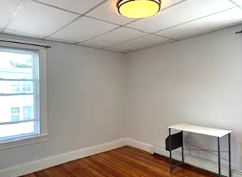 Building Photo - 202 Pine St