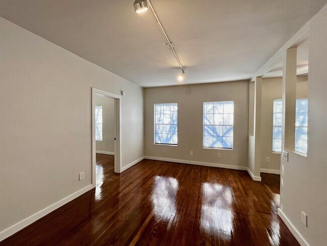 Building Photo - 4021 Mandell St
