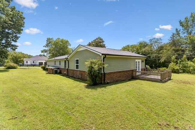 Building Photo - 1001 Lakeside Dr
