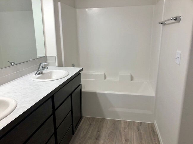 Building Photo - Newer Construction in Mae Valley