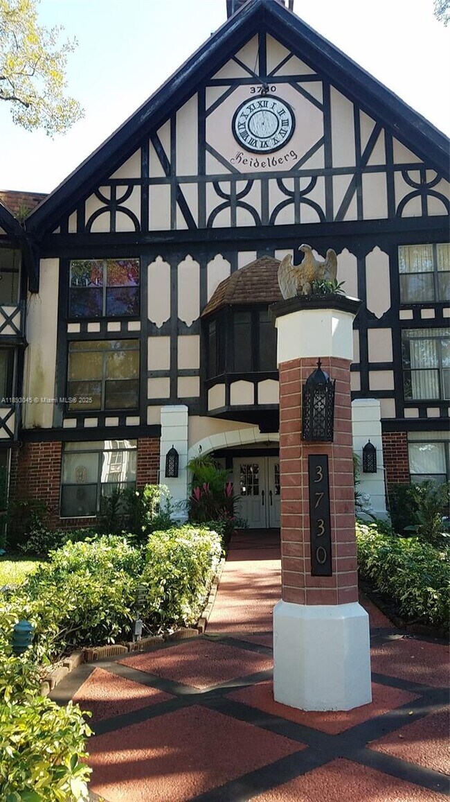 Building Photo - 3730 Inverrary Dr