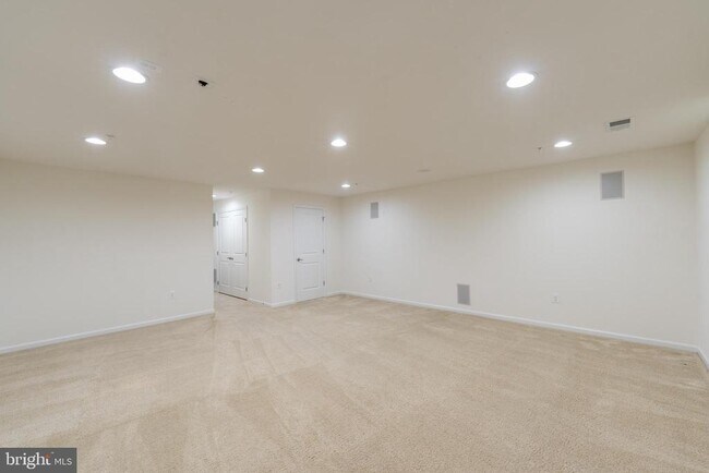 Building Photo - 3223 Clear Spring Dr