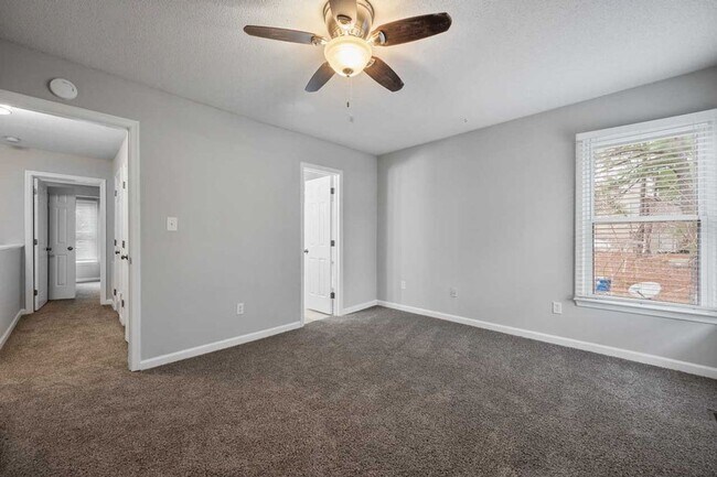 Building Photo - Convenient location