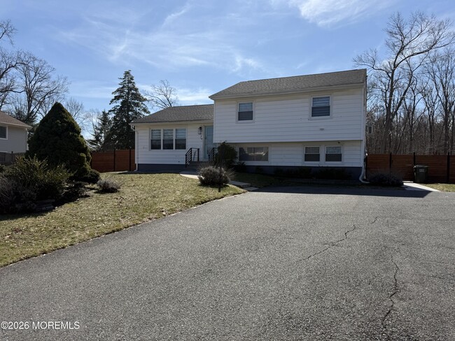 Building Photo - 5 Ash St