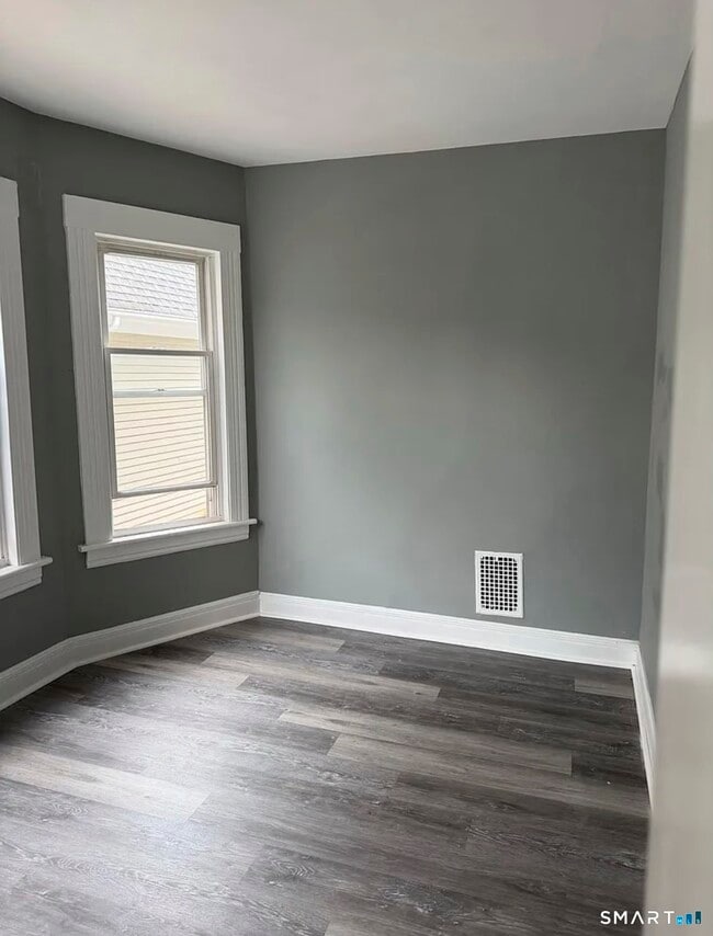 Building Photo - 473 Putnam St