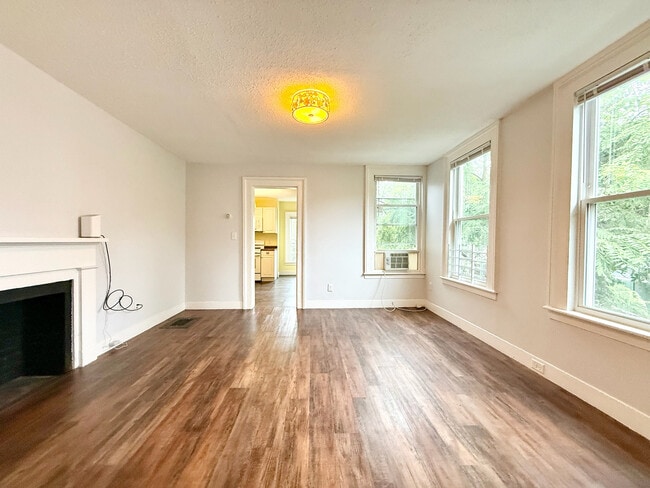 Building Photo - 52 Beers St