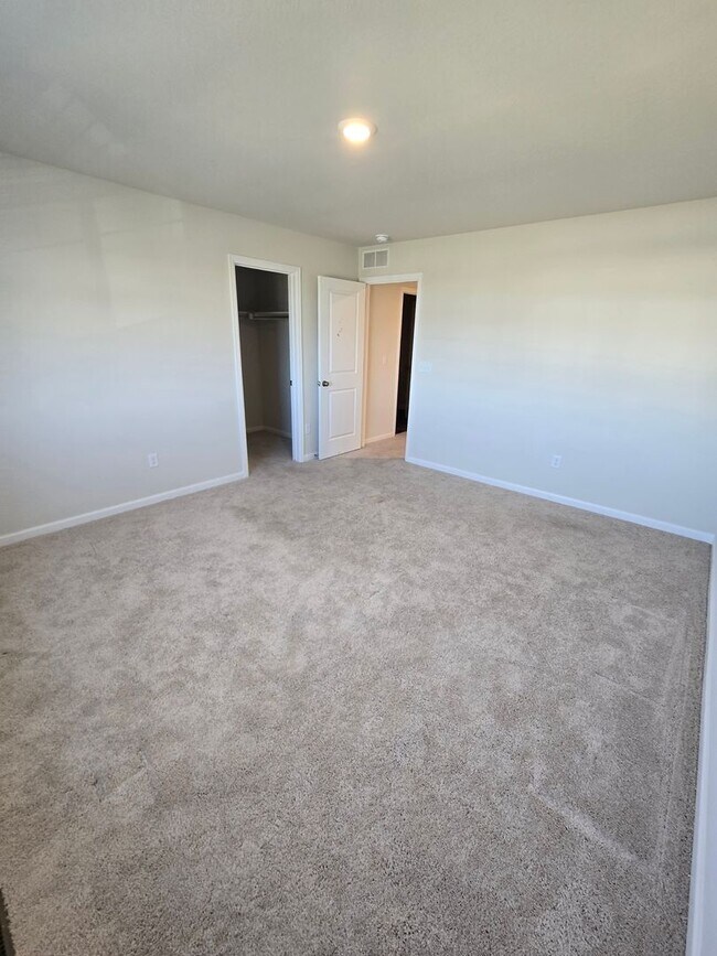 Building Photo - Like new 3 bedroom 2.5 bath with loft