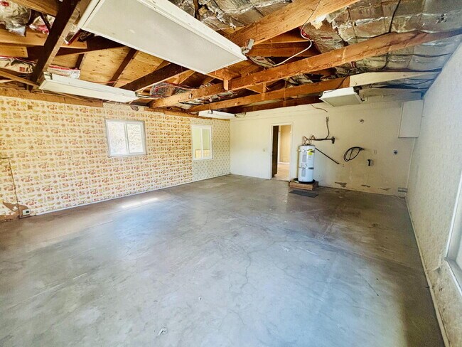Building Photo - House on 5 acres in the serene mountains o...