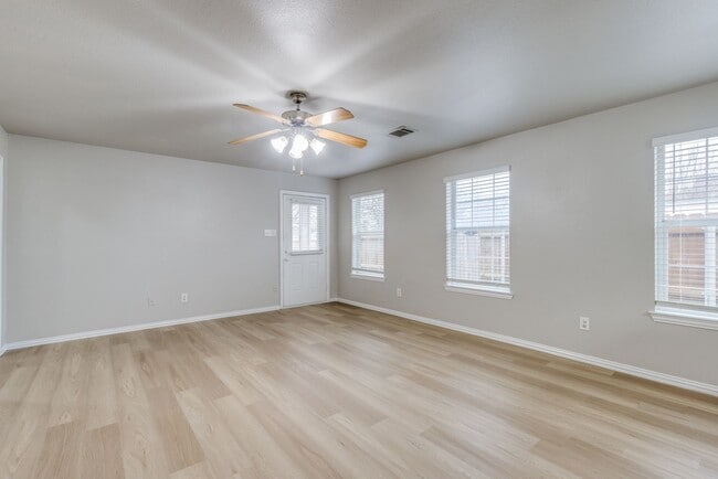 Building Photo - Southeast Dallas 3-Bed Home with New Featu...
