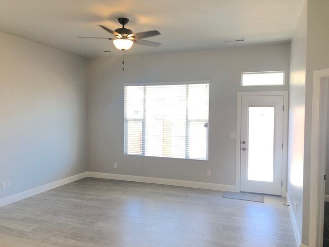 Building Photo - Hurricane Townhome