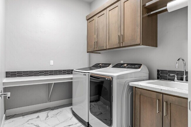 Building Photo - Beautiful split bedroom floorplan in the Sky Mesa Community!