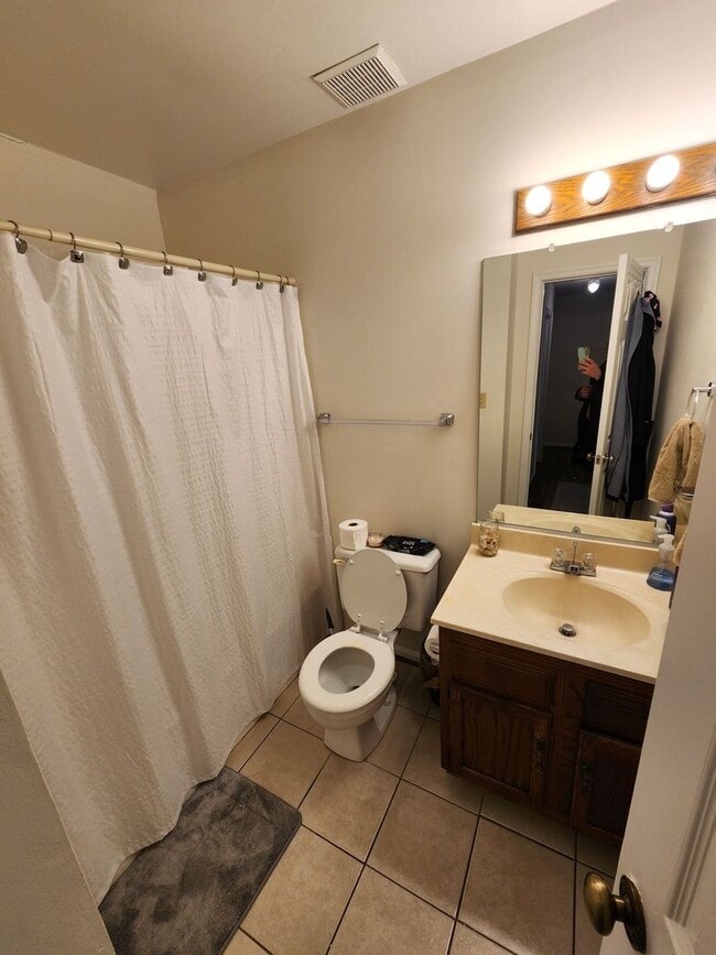 Building Photo - Charming 3 bed 2 and a half bath near VB O...