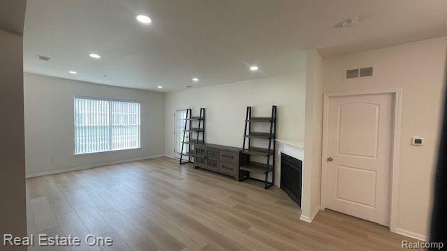 Building Photo - 28289 S Pointe Ln