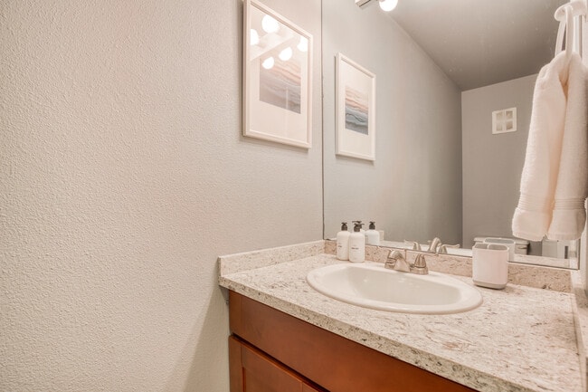 Building Photo - 13954 NE 60th Way