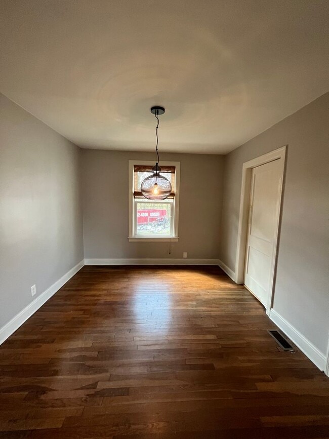 Building Photo - Renovated 2 Bedroom/ 1 Bath Duplex minutes to 12th South, Lipscomb, Belmont and Vandy with 2 Car ...