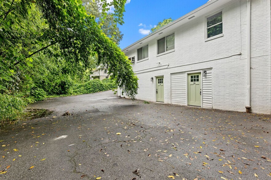Building Photo - 1121 W End Blvd