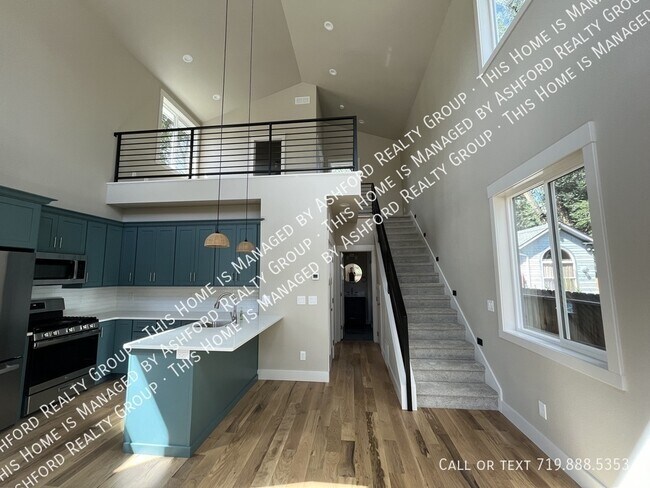 Building Photo - 839 E Willamette Ave