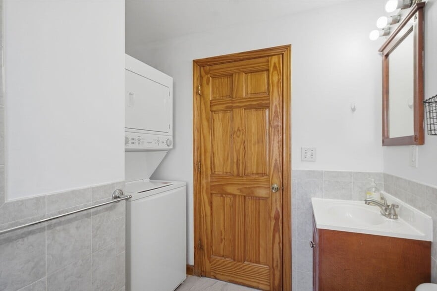 Building Photo - 70 Empire St