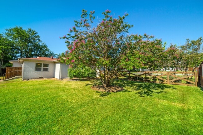 Building Photo - 3 Bedroom 2 Bath 2 Car Garage - Backs Up To A Nice Farm