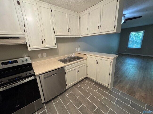 Building Photo - 2080 Woodlawn Dr SW