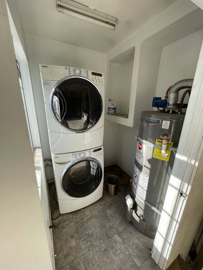 Building Photo - 1513 N Catalina St