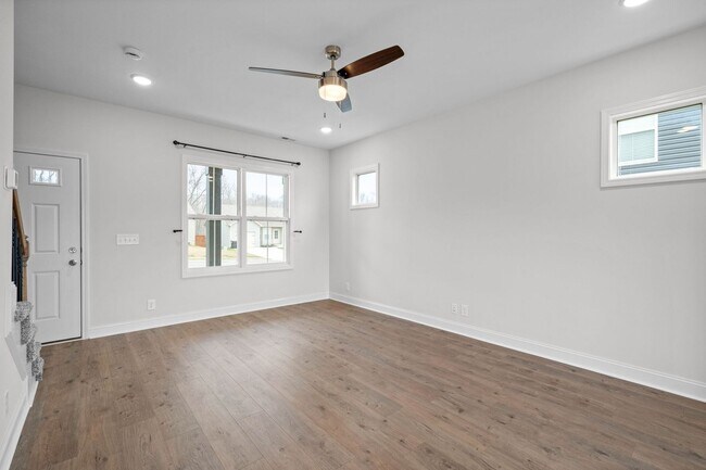 Building Photo - Pet Friendly Three Bedroom!