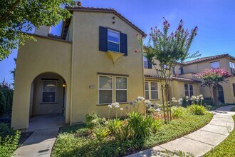 Building Photo - Beautiful 4 Bedroom, 2.5 Bath Condo for Rent in Elk Grove