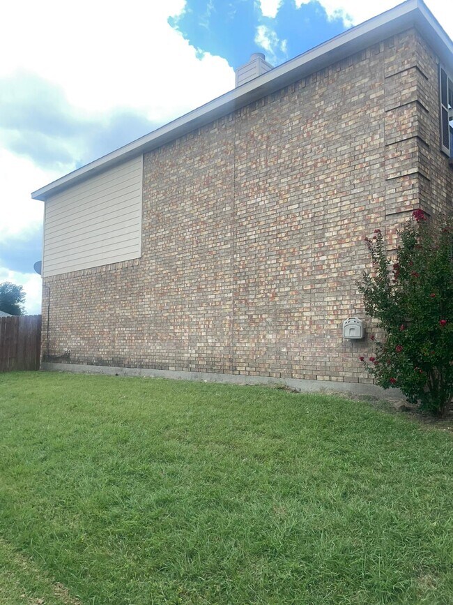 Building Photo - 2108 Northridge Dr