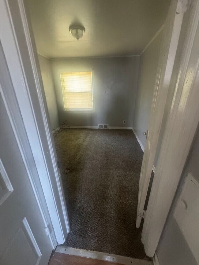 Building Photo - 2 bedroom/ 1 bathroom Duplex!