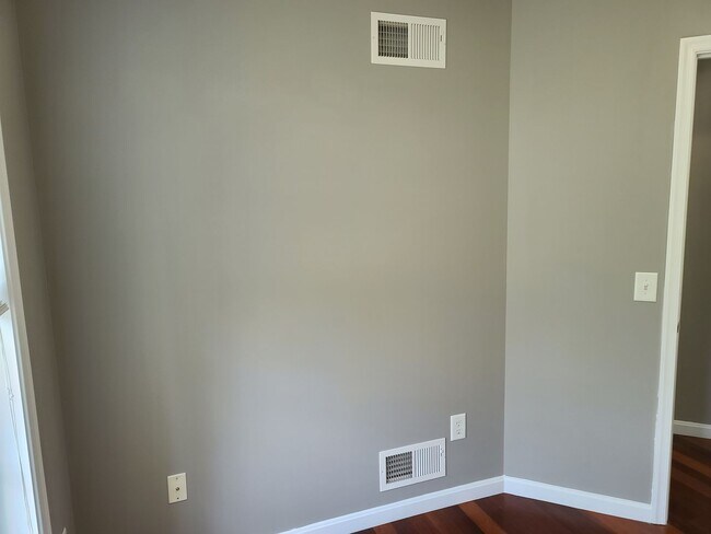 Building Photo - 3 Bedroom 2 1/2 bath end unit Townhome for Rent in Waynesboro