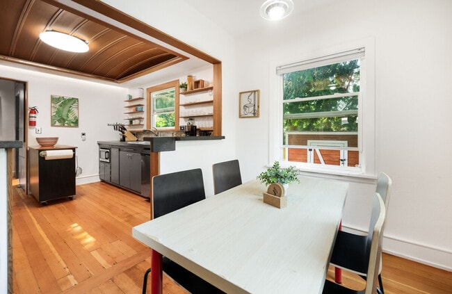 Building Photo - 11520 Roosevelt Way NE