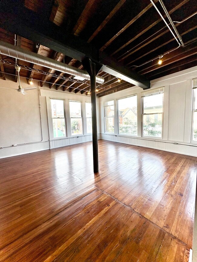 Building Photo - 1000 S Charles St