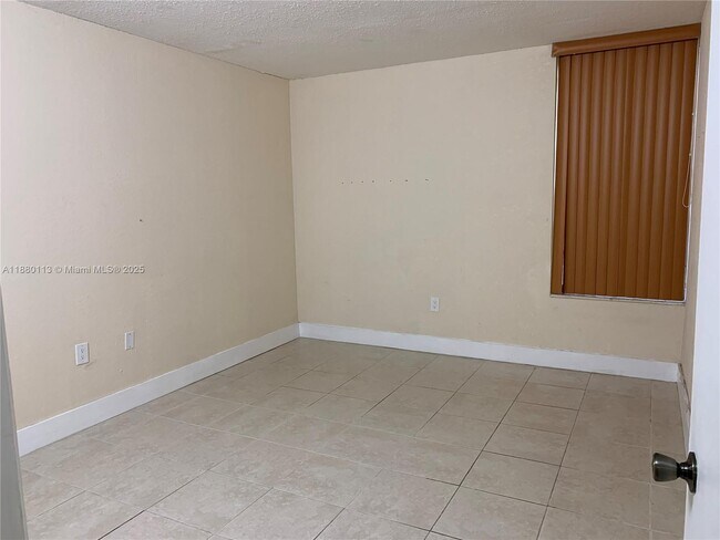 Building Photo - 8820 Fontainebleau Blvd