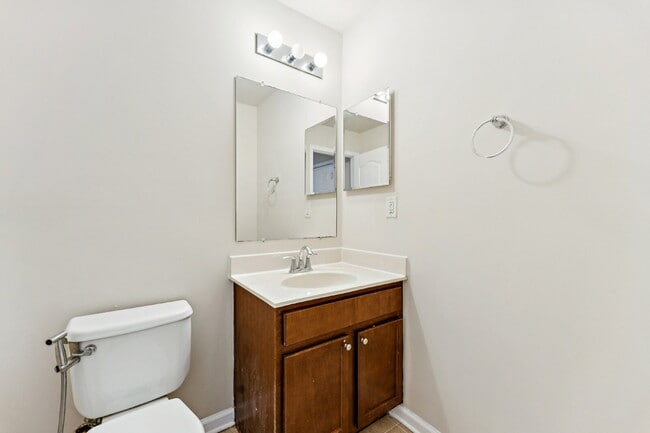 Building Photo - Charming town home located in a quiet, tree-lined community Field stone!