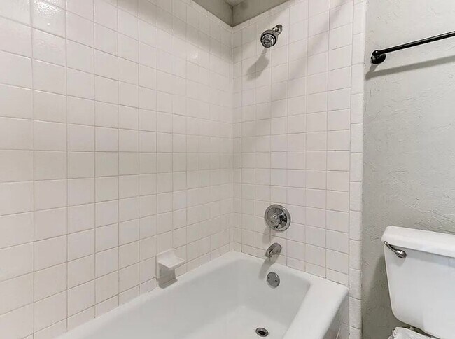 Building Photo - Beautiful 3bed/3bath Townhome Available in Westside Norman!!